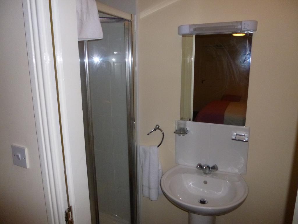 The Schooner Tavern Ballycotton Chambre photo