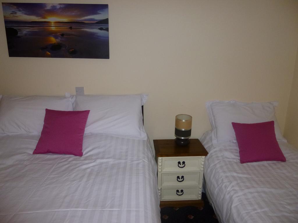 The Schooner Tavern Ballycotton Chambre photo